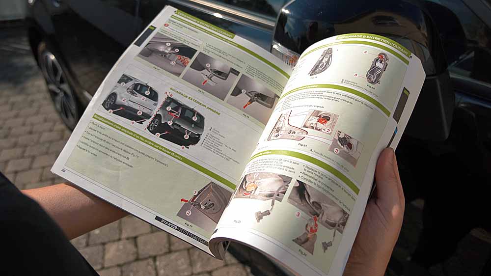 Revue en train d'être feuilletée