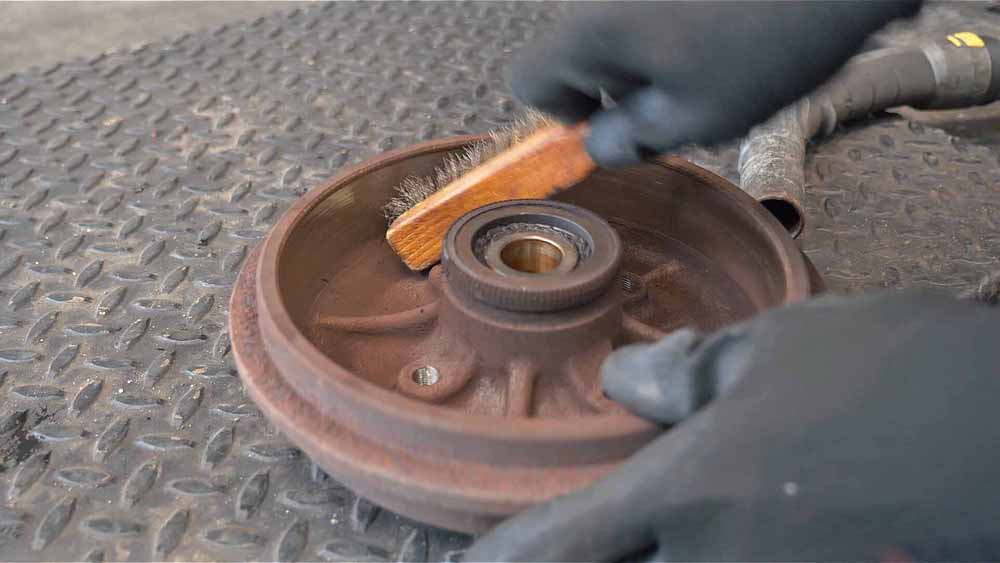 Dépoussiérez le tambour avec une brosse métallique