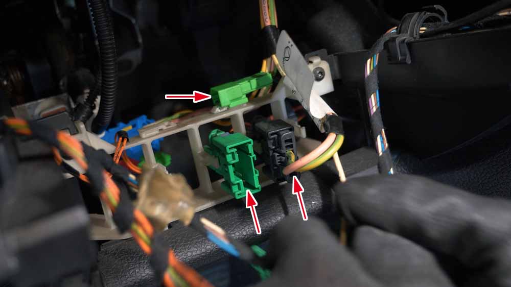 Connecteurs reliant la planche de bord au véhicule