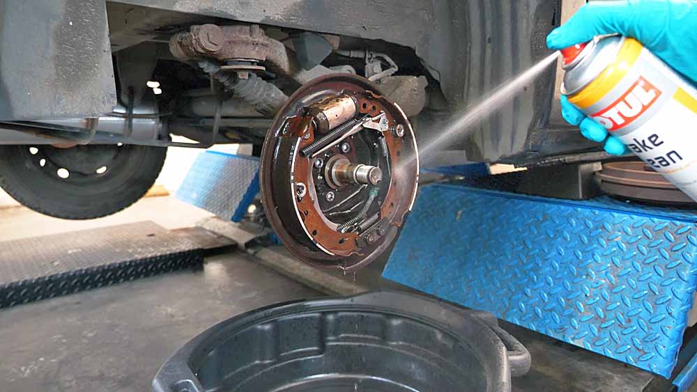 Terminez le nettoyage avec une bombe de nettoyant pour freins