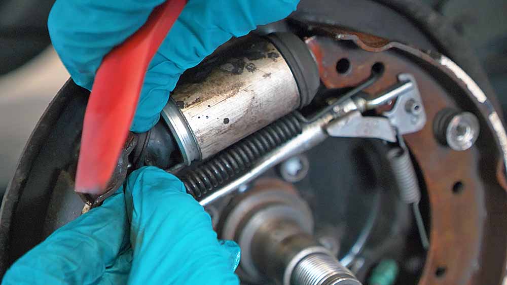 Contrôlez l’étanchéité des pistons du cylindre récepteur