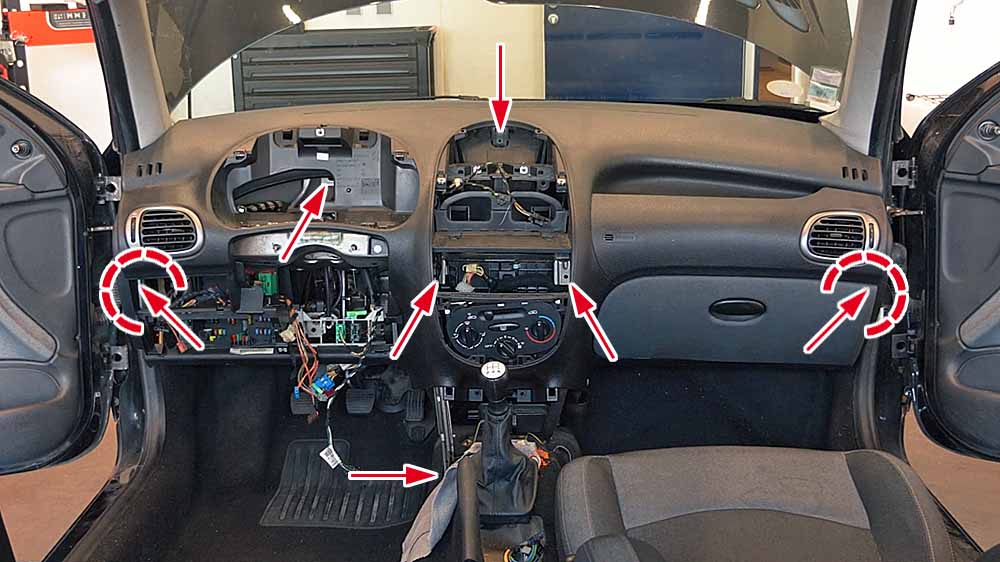 Fixations de la planche de bord
