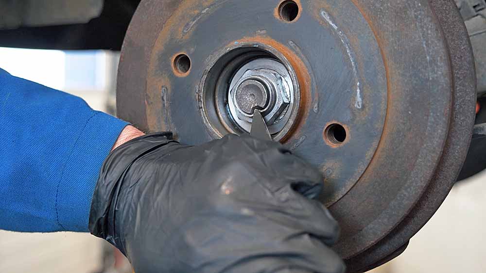 Matez l'écrou avec un marteau et un burin non coupant