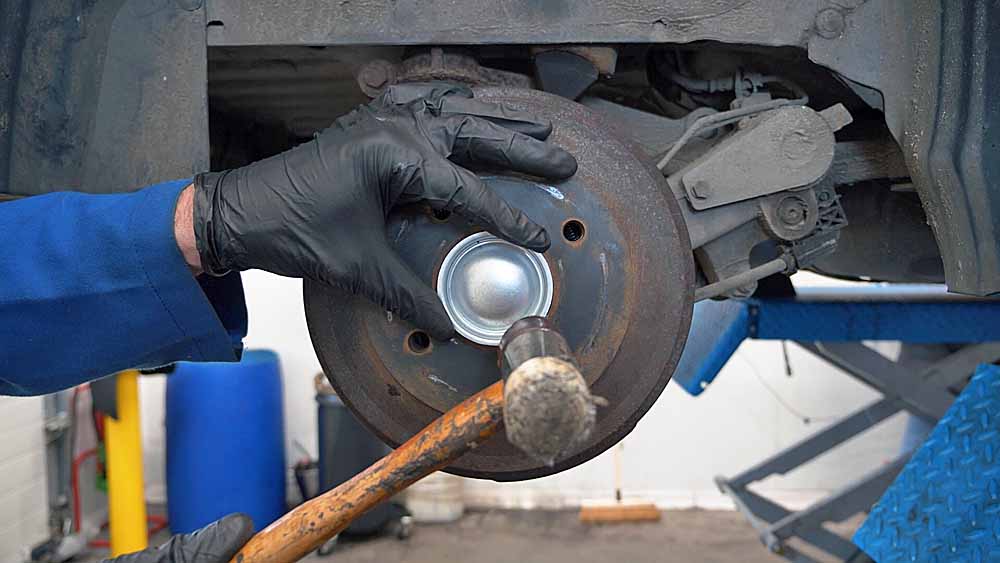 Reposez un bouchon neuf avec un maillet