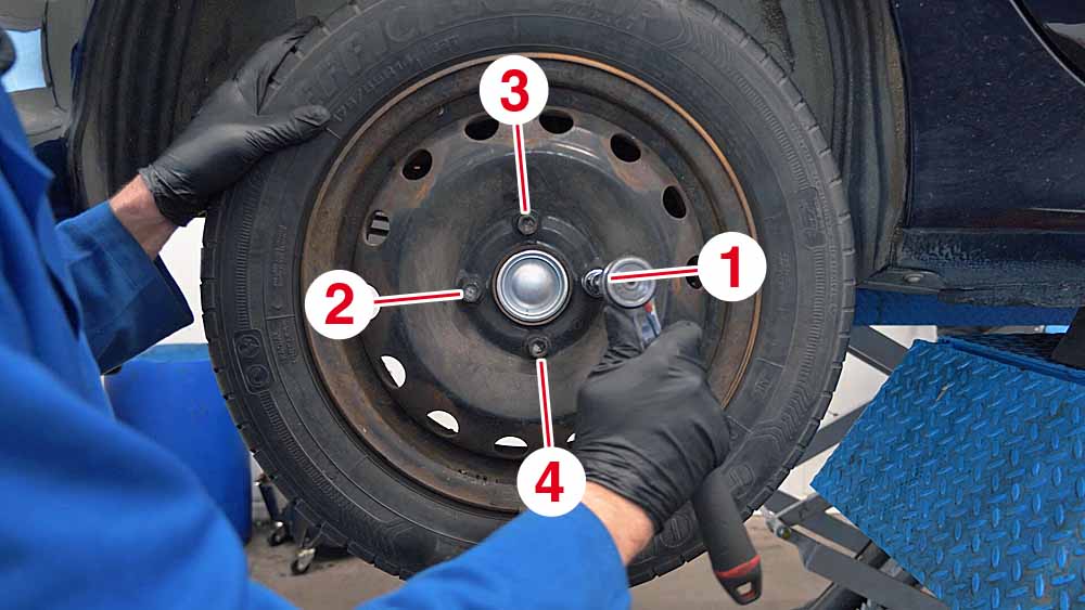 Serrez les vis de roue en diagonale