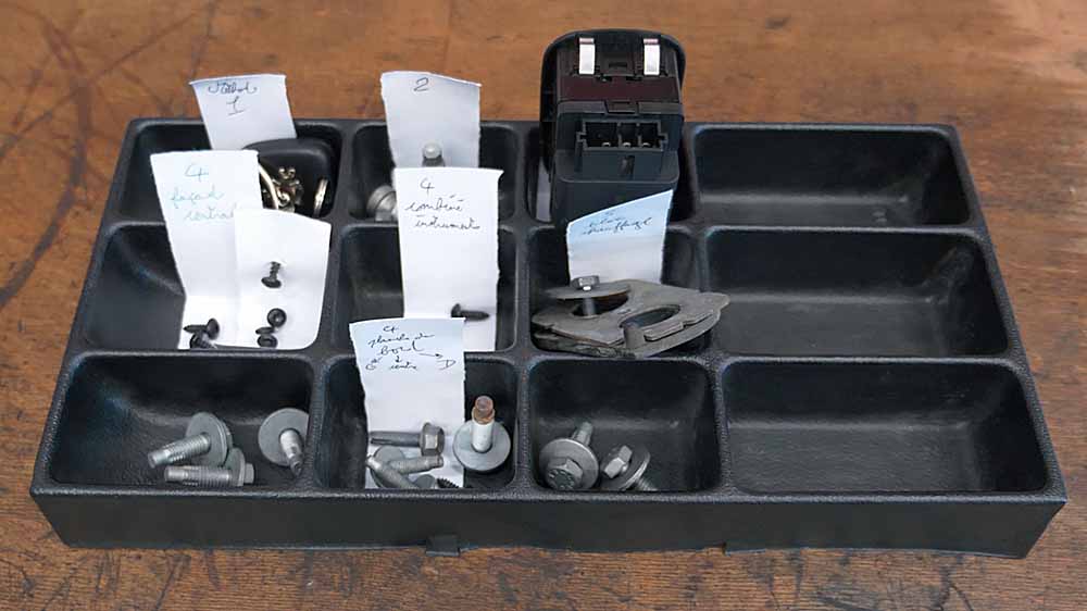 Boîte à compartiments pour ranger les vis