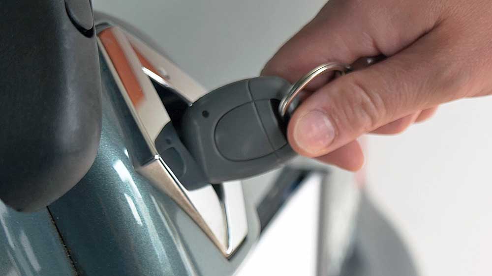 Ouvrez le hayon avec la clé de la voiture