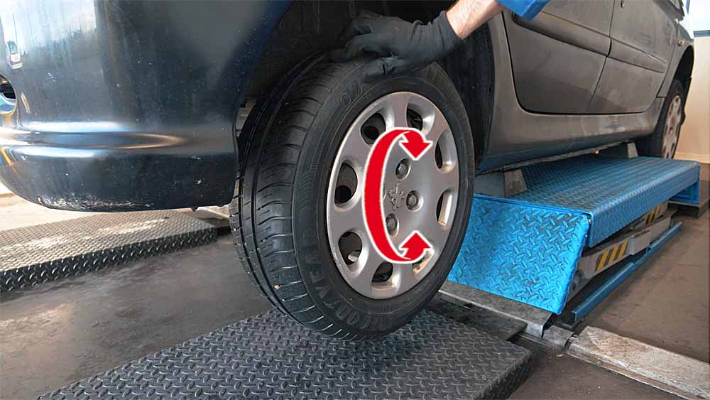 Vérifiez la libre rotation des roues