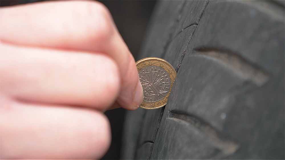 Utilisez le bord jaune d'une pièce de 1 € en guise de jauge de profondeur