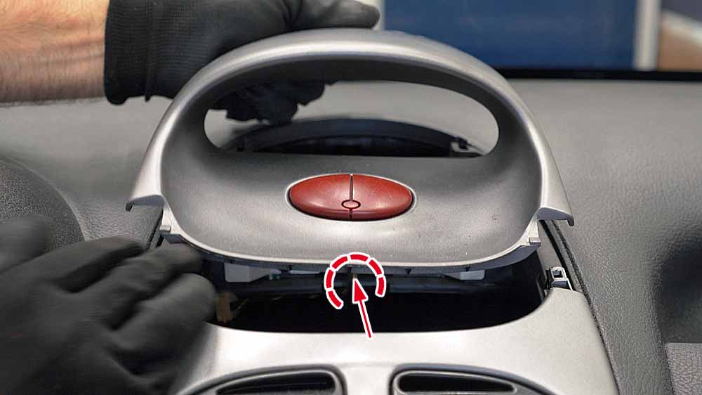 Visière de l'afficheur central