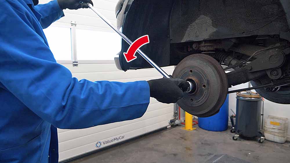 Déposez l’écrou à l'aide d'une poignée longue