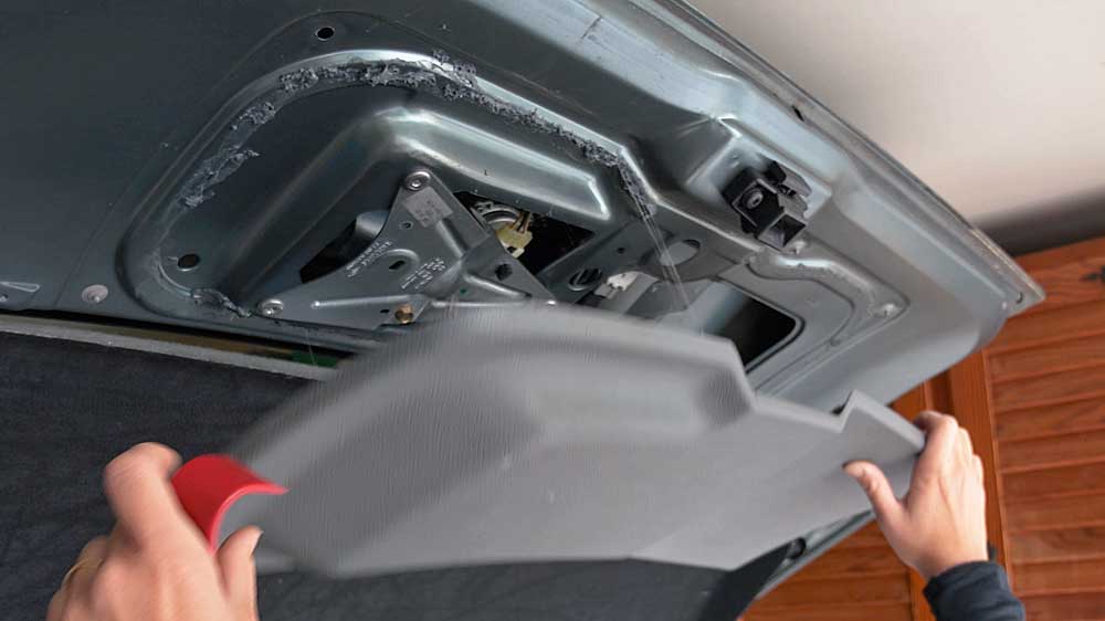 Attention à ne pas vous salir avec le mastic !