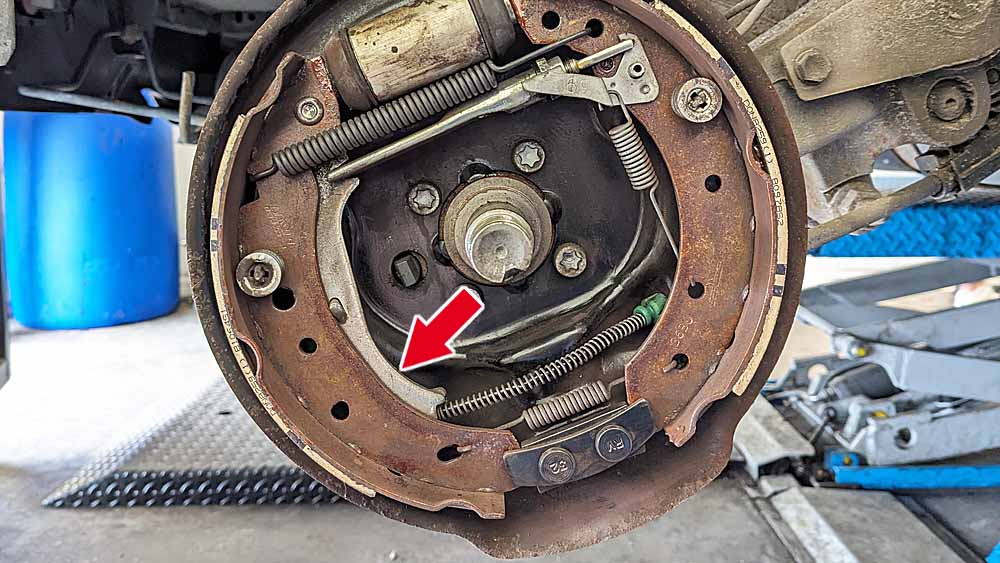 Repoussez le levier derrière le segment de frein