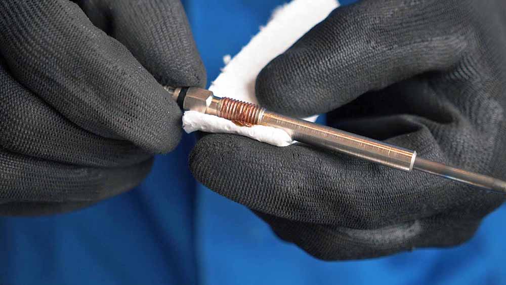 Appliquez un peu de graisse au cuivre sur les filets de la bougie