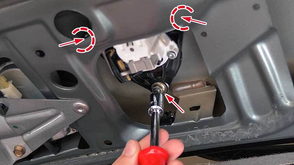 Dévissez les trois écrous