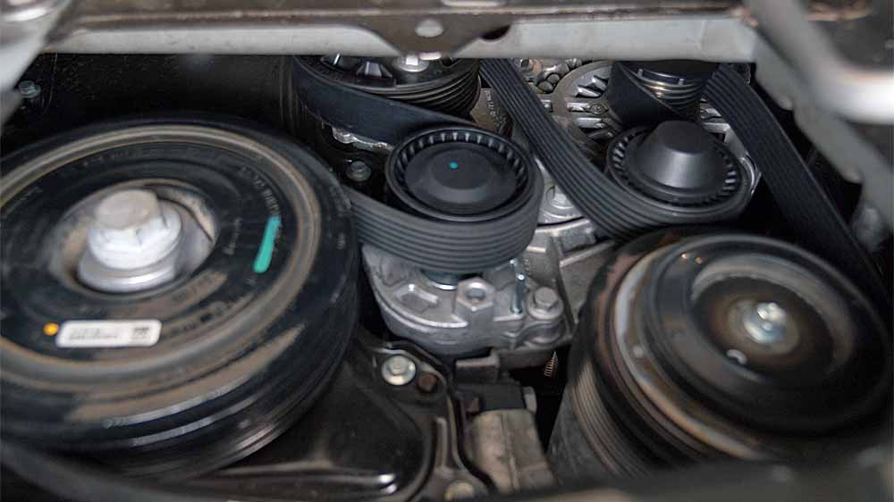 Vérification du positionnement de la courroie dans les gorges des poulies