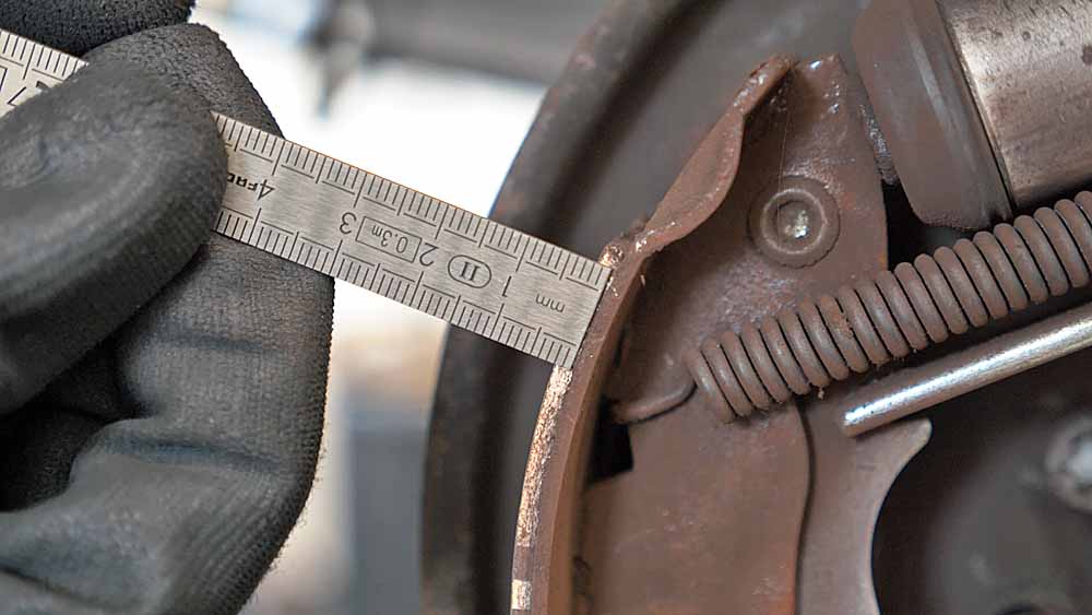 Mesurez l’épaisseur des garnitures de frein avec un réglet