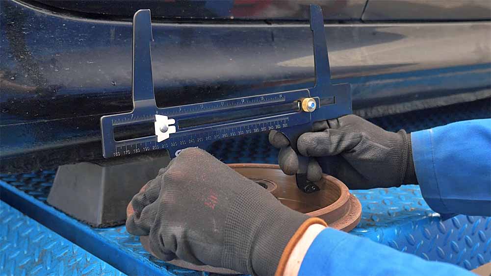 Mesurez l'alésage du tambour avec un pied à coulisse