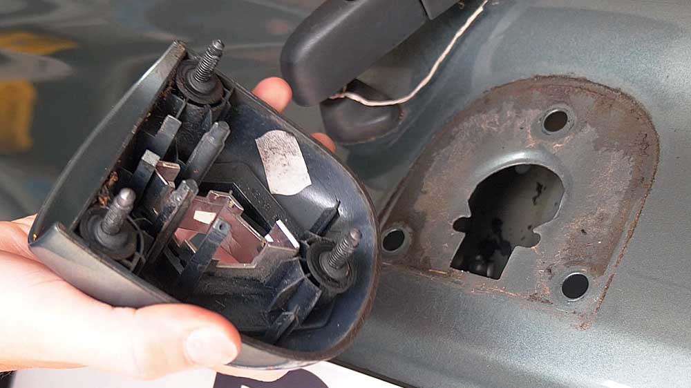 Nettoyez sous la poignée