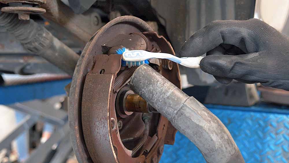 Ne dépoussiérez pas les freins à la soufflette, utilisez un aspirateur
