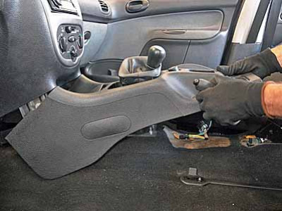 Avec la RTA, déposez facilement la console de plancher de votre véhicule