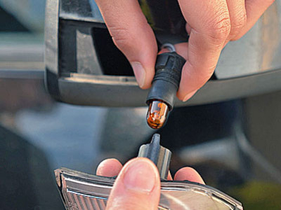 Remplacez l'ampoule d’un répétiteur de clignotant, c'est facile !