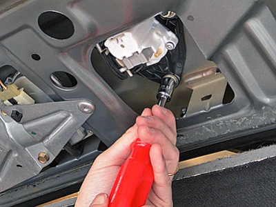 Comment remplacer la commande d'ouverture du hayon de votre voiture ?